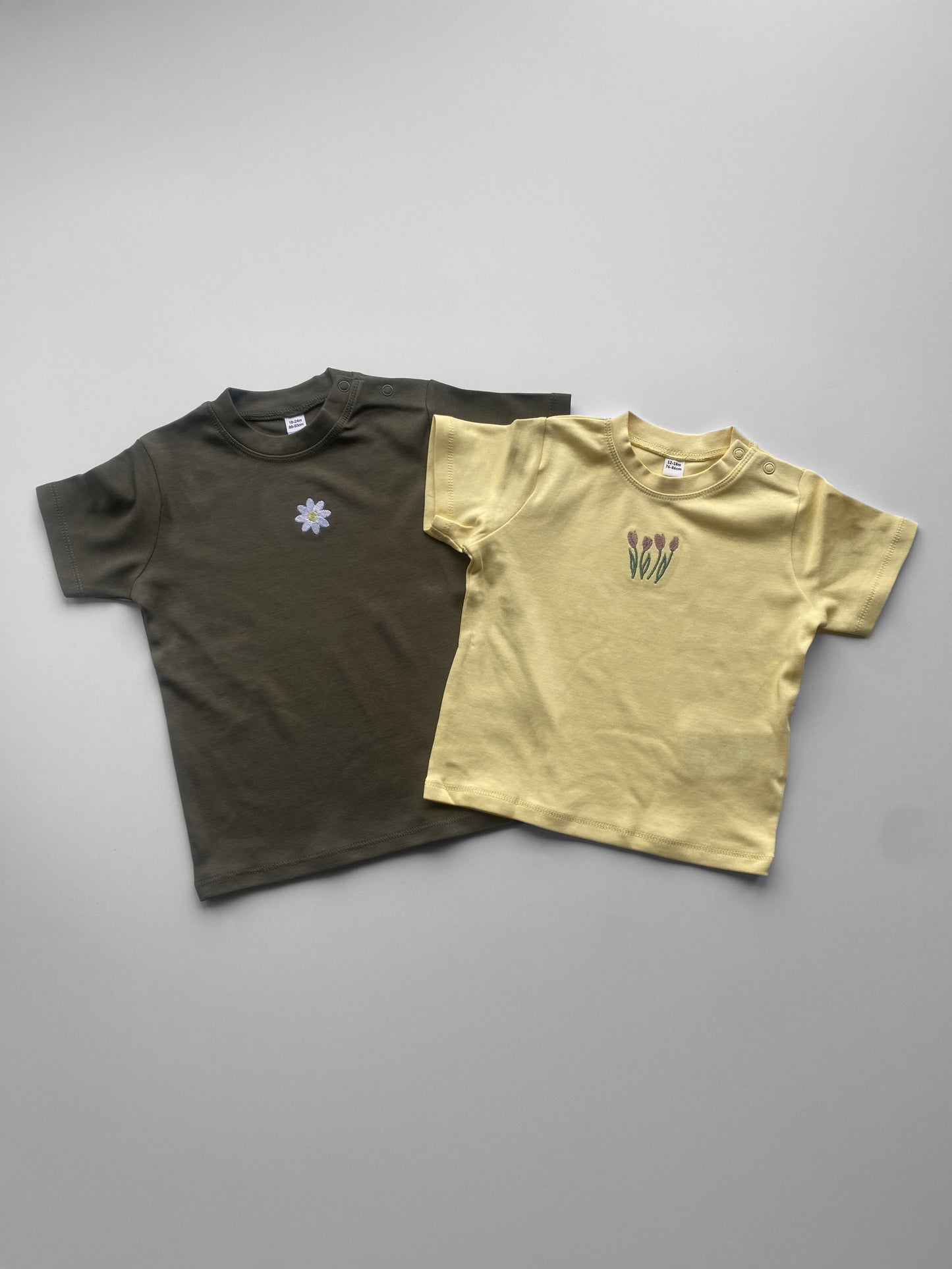 Baby T-shirt met klein ontwerp