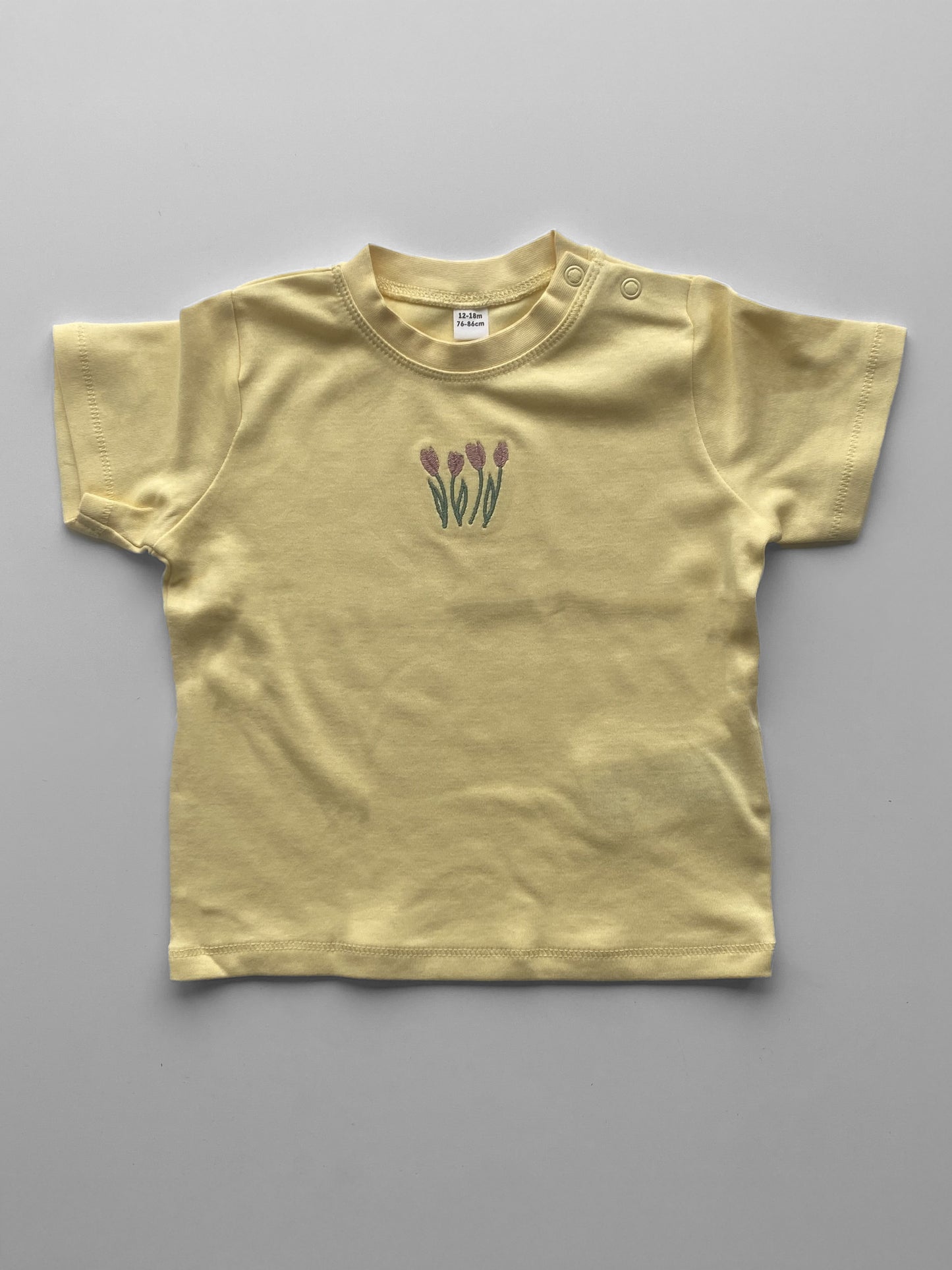 Baby T-shirt met klein ontwerp