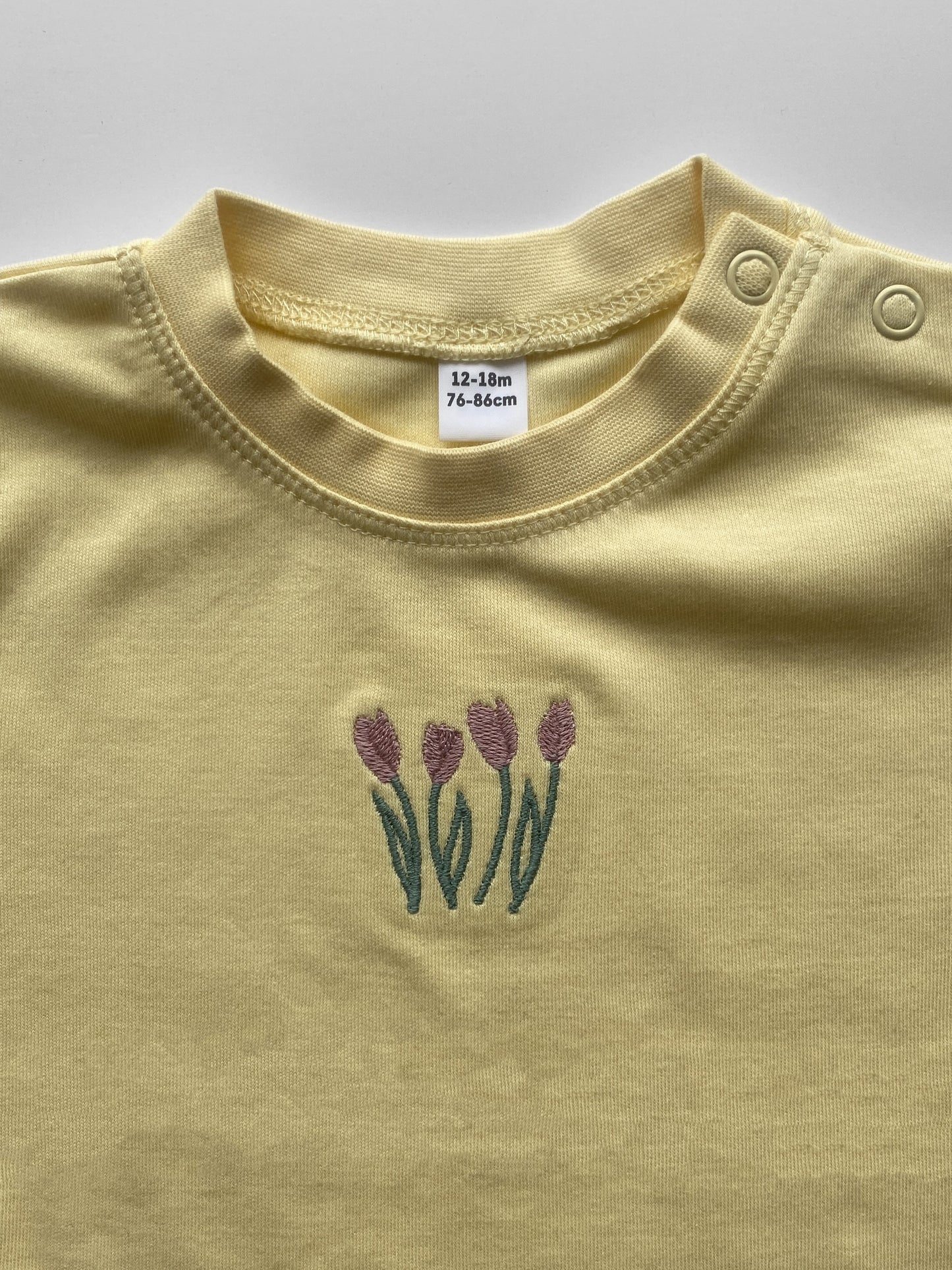 Baby T-shirt met klein ontwerp
